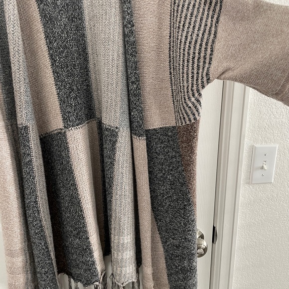 Love Riche Gray and Cream Fringe Poncho - Picture 5 of 12